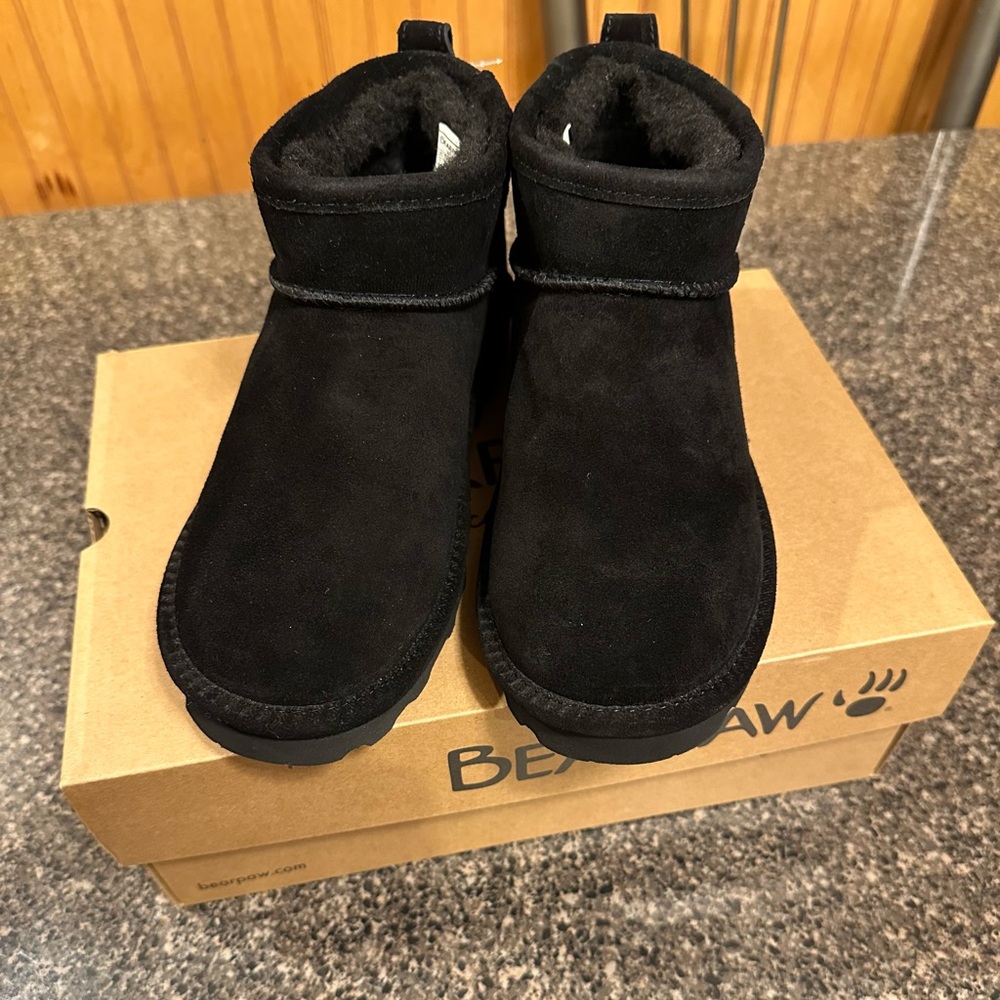 Bearpaw Women’s Shorty Suede Black Boots